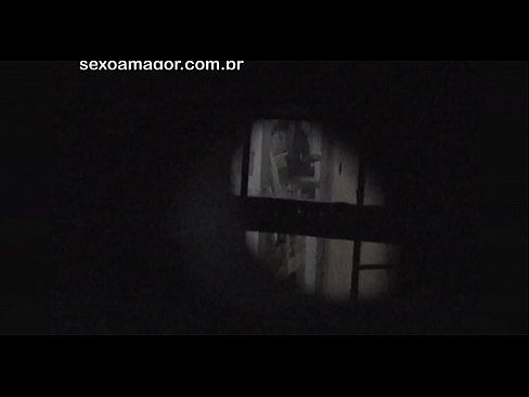 ❤️ Lourinho é secretamente filmado por um voyeur de bairro escondido atrás de tijolos ocos ☑ Porno de qualidade em nós ❌❤